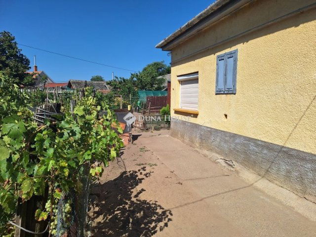 Eladó családi ház, Baján 26.5 M Ft, 2 szobás