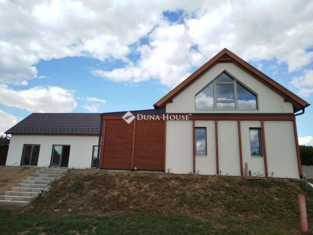 Eladó családi ház, Sukorón 269 M Ft, 7 szobás