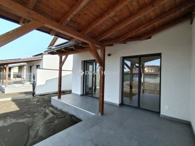 Eladó ikerház, Szegeden, Fő fasoron 175 M Ft, 6 szobás
