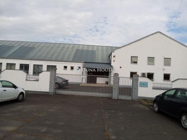 Eladó ipari ingatlan, Komádiban, Köztársaság útján 320 M Ft