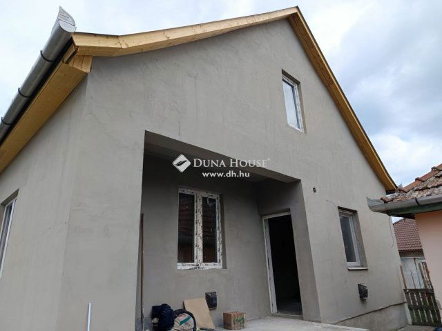 Eladó családi ház, Újszászon 30 M Ft, 5 szobás