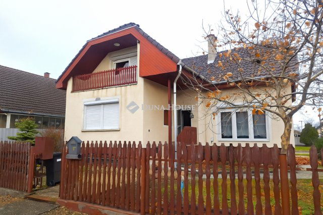 Eladó családi ház, Tápiószecsőn 82.9 M Ft, 4 szobás
