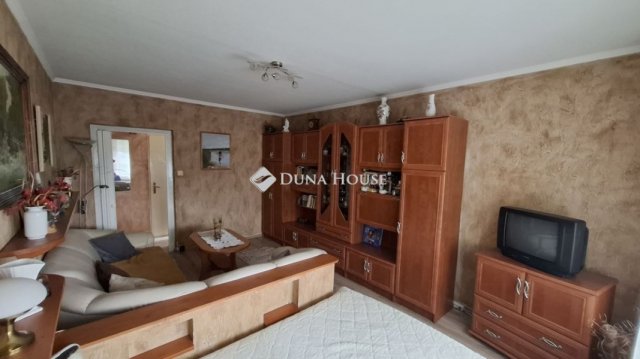 Eladó panellakás, Dunaújvárosban 32.9 M Ft, 3 szobás