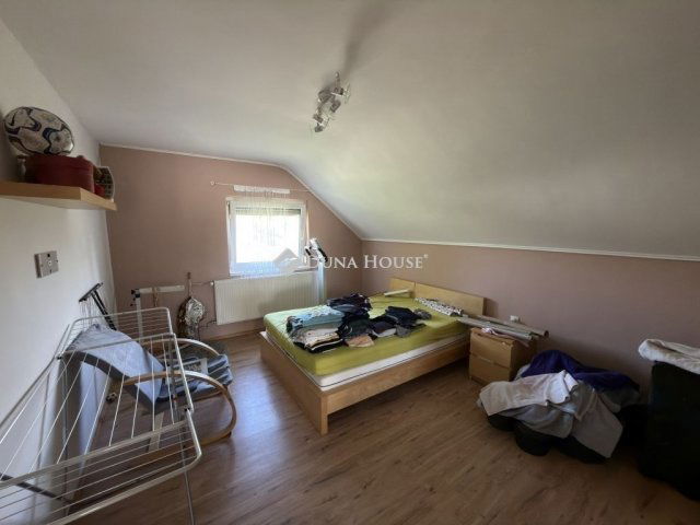 Eladó családi ház, Dányon 157.5 M Ft, 10 szobás