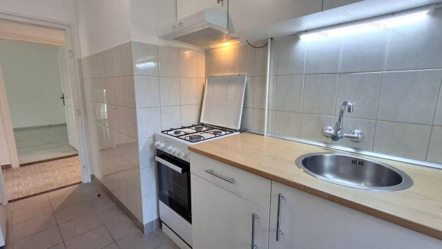 Eladó téglalakás, Szolnokon 34 M Ft, 2 szobás