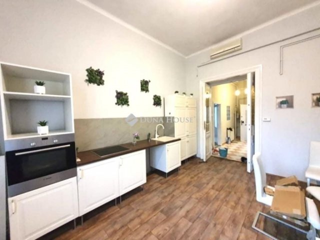 Eladó téglalakás, Pécsett 52.5 M Ft, 2 szobás