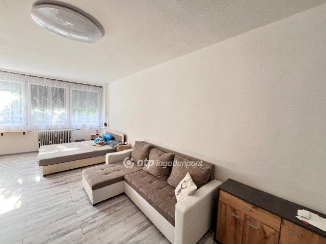 Eladó panellakás, Egerben 41.9 M Ft, 2 szobás