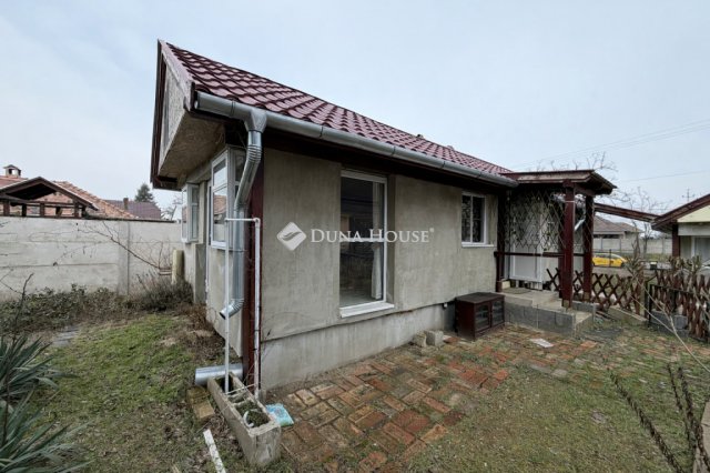 Eladó nyaraló, Mogyoródon 7.5 M Ft, 3 szobás