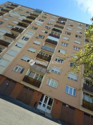 Eladó panellakás, Kecskeméten 37.5 M Ft, 3 szobás