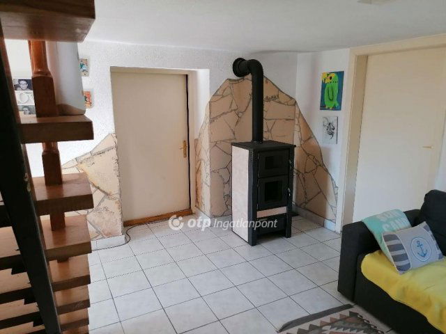 Eladó családi ház, Ajkán 48 M Ft, 5 szobás
