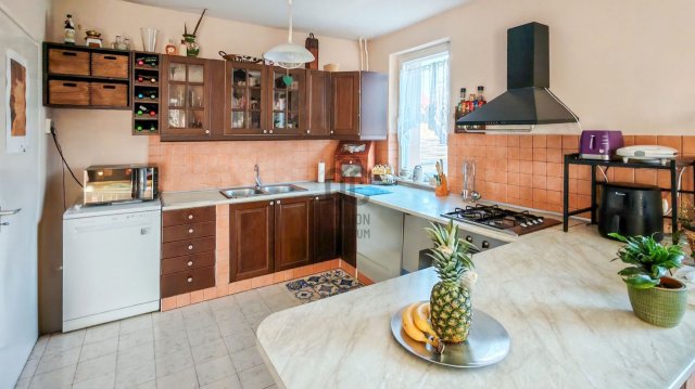 Eladó családi ház, Felsőörsön 159.5 M Ft, 5 szobás