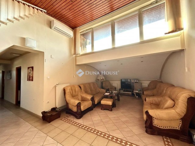 Eladó üzlethelyiség, Hosszúpályin 105 M Ft, 9 szobás