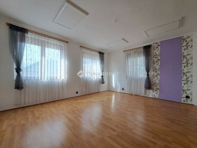 Eladó családi ház, Baján 69 M Ft, 5 szobás