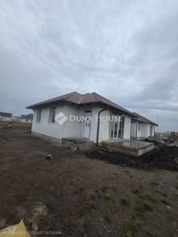 Eladó ikerház, Jászberényben 54.99 M Ft, 4 szobás