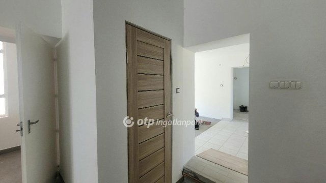 Eladó üzlethelyiség, Jászberényben 79 M Ft