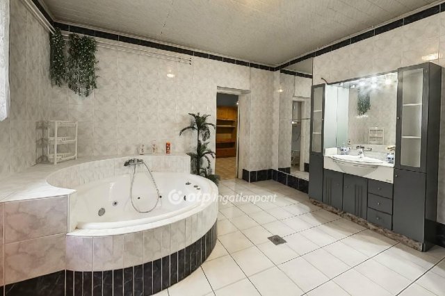 Eladó családi ház, Tolnán 89.9 M Ft, 6+2 szobás