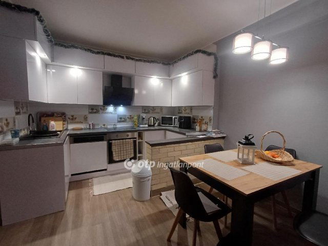 Eladó téglalakás, Dunaújvárosban 44 M Ft, 1+2 szobás