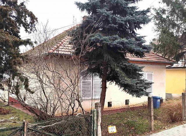 Eladó családi ház, Balatonföldváron 65 M Ft, 10 szobás