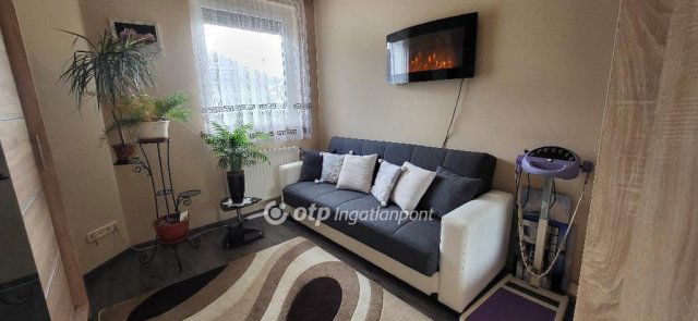 Eladó családi ház, Péren 95.9 M Ft, 4 szobás