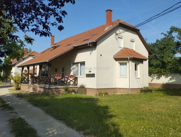 Eladó ikerház, Csákváron 67.9 M Ft, 4 szobás