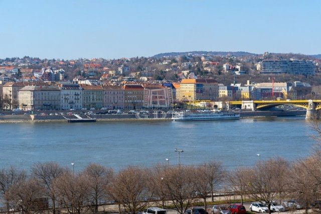 Eladó téglalakás, Budapesten, V. kerületben 129 M Ft, 1 szobás