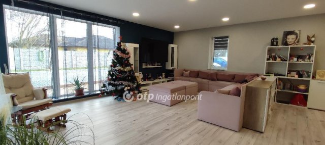 Eladó családi ház, Pápán 180 M Ft, 5+2 szobás