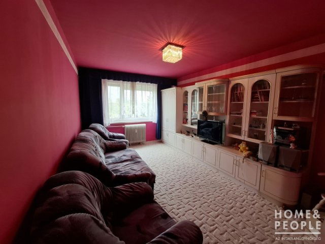 Eladó téglalakás, Szegeden 64 M Ft, 4 szobás