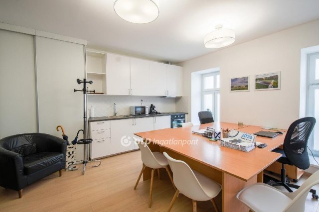 Eladó téglalakás, Balatonkenesén 60 M Ft, 2 szobás