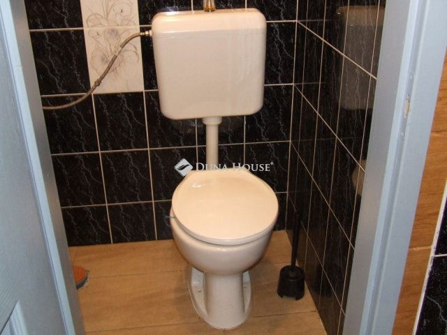 Eladó panellakás, Esztergomban 112 M Ft, 5 szobás