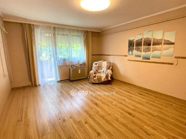 Eladó téglalakás, Csongrádon 28 M Ft, 2 szobás