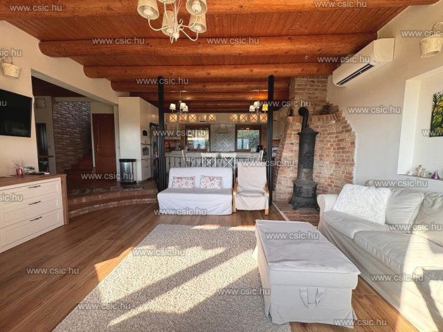 Eladó családi ház, Esztergomban 199 M Ft, 6 szobás