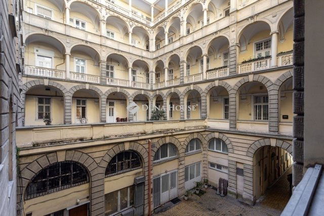 Eladó téglalakás, Budapesten, V. kerületben 149 M Ft, 2 szobás