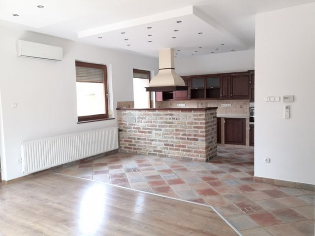 Eladó családi ház, Vecsésen 139.9 M Ft, 4+1 szobás