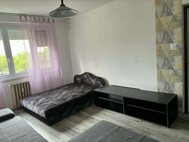 Eladó panellakás, Szegeden 37.9 M Ft, 1 szobás