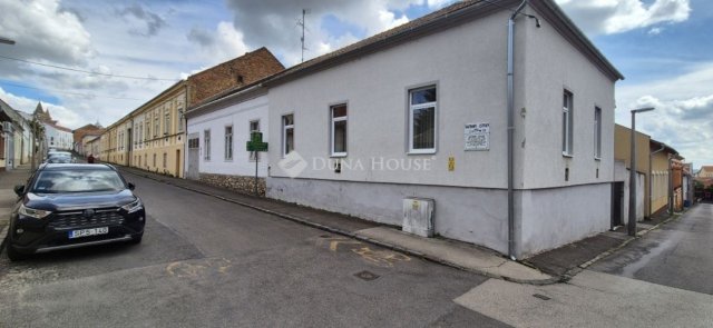 Eladó családi ház, Pécsett 75 M Ft, 3 szobás