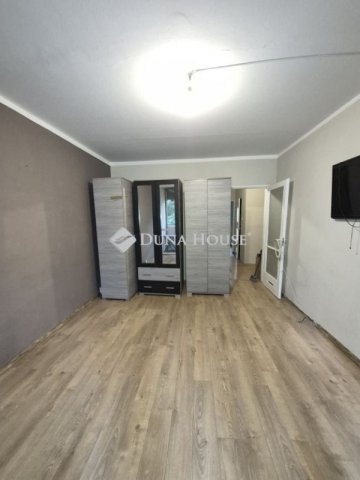 Eladó panellakás, Pécsett 53.5 M Ft, 3 szobás