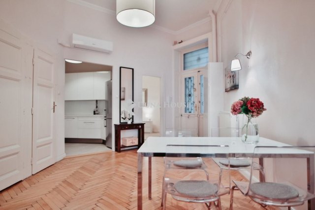 Eladó téglalakás, Budapesten, V. kerületben, Belgrád rakparton