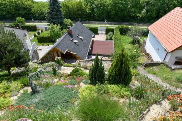 Eladó családi ház, Ábrahámhegyen 124.9 M Ft, 2+2 szobás