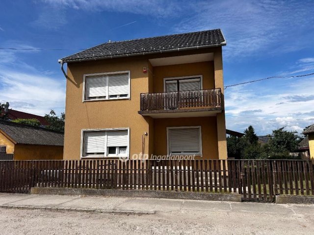 Eladó családi ház, Dunavecsén 79 M Ft, 5 szobás