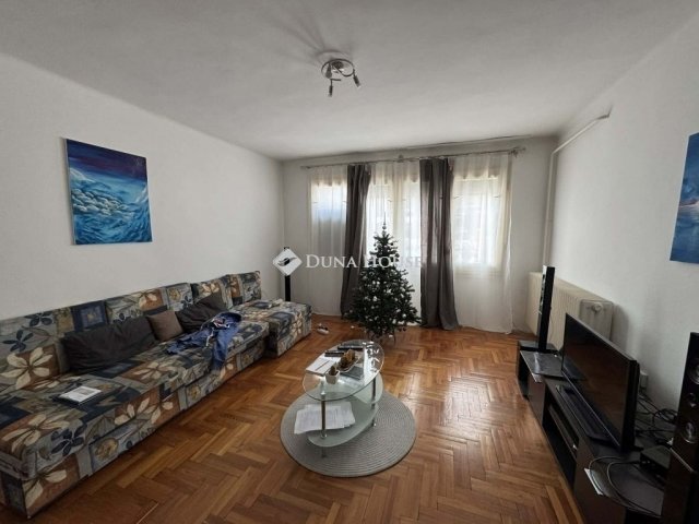 Eladó családi ház, Pécsett 62.5 M Ft, 8 szobás