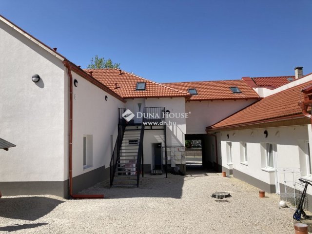 Eladó családi ház, Esztergomban 665 M Ft, 46 szobás