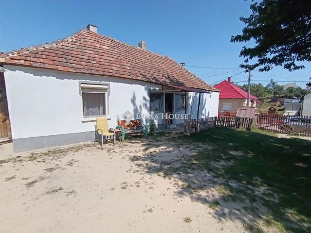 Eladó családi ház, Súron 16 M Ft, 2 szobás