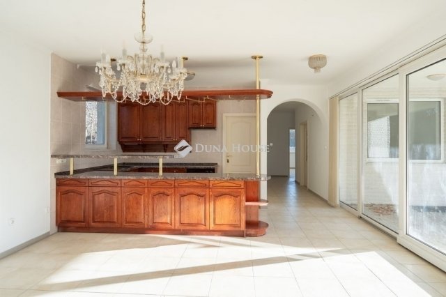 Eladó családi ház, Budaörsön 420 M Ft, 10 szobás