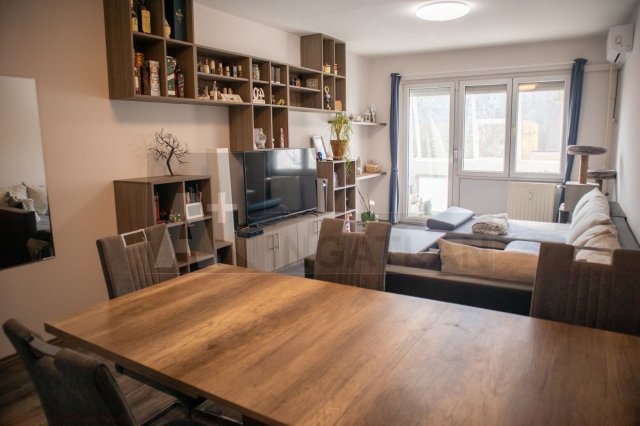 Eladó panellakás, Szegeden 59.9 M Ft, 2 szobás