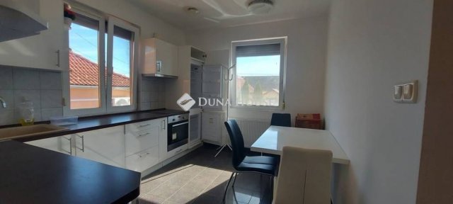 Kiadó téglalakás, albérlet, Pécsett 180 E Ft / hó, 3 szobás