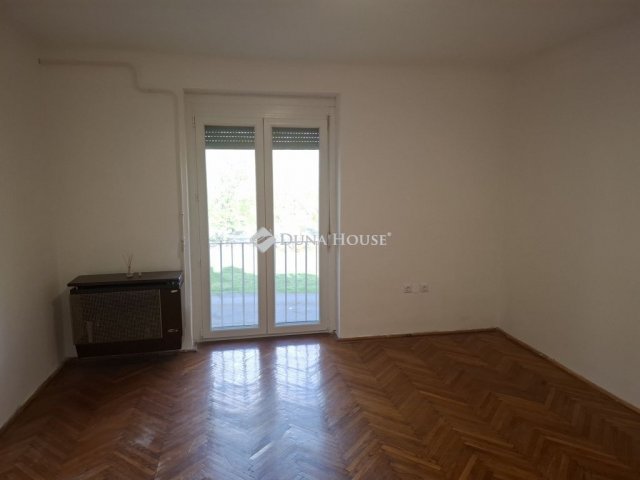 Eladó téglalakás, Pécsett 22.5 M Ft, 1 szobás