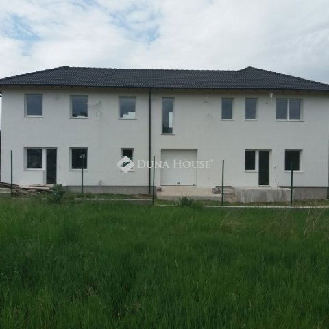 Eladó ikerház, Herceghalomon 117 M Ft, 4 szobás