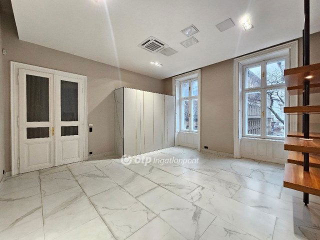 Eladó téglalakás, Budapesten, VI. kerületben 450 M Ft, 2 szobás