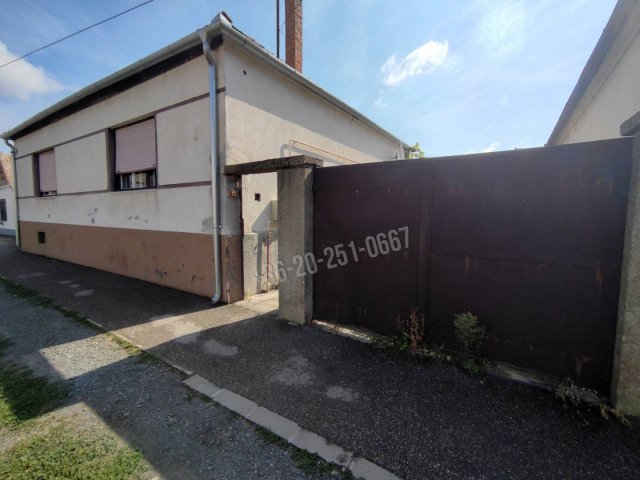 Eladó családi ház, Mohácson 52 M Ft, 3 szobás