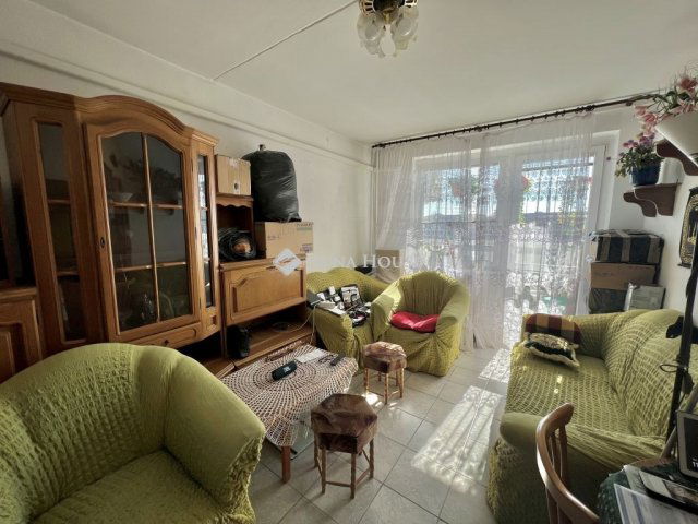 Eladó panellakás, Veszprémben 64.99 M Ft, 4 szobás